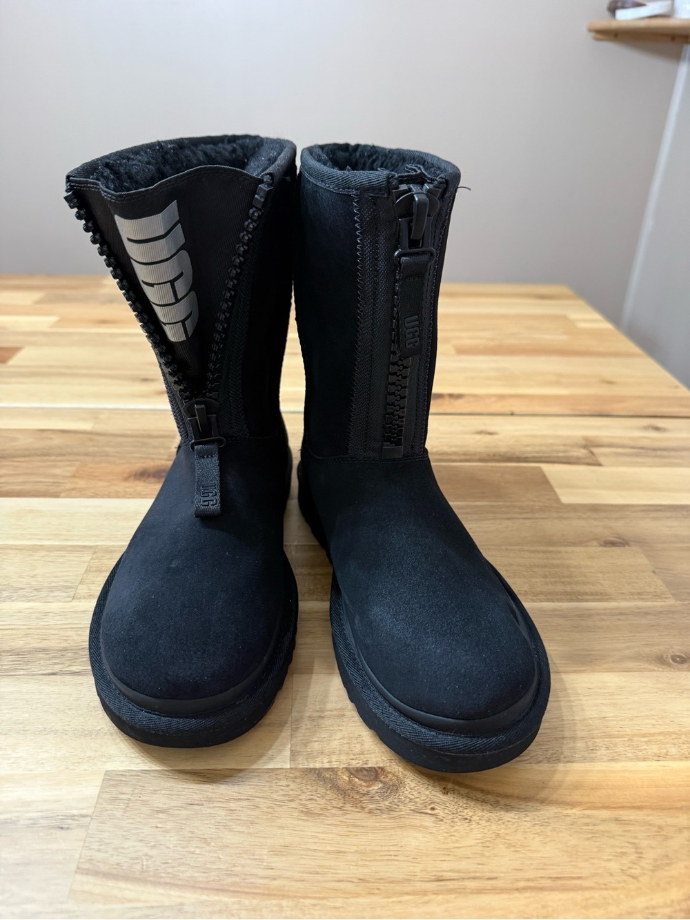 UGG Classic Short Zipper Tape Logo 9